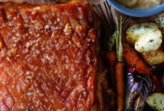 Жареная свиная грудинка с карамелизированным яблочным соусом в термомиксе