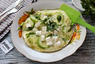 Омлет с кабачком и брынзой в микроволновке