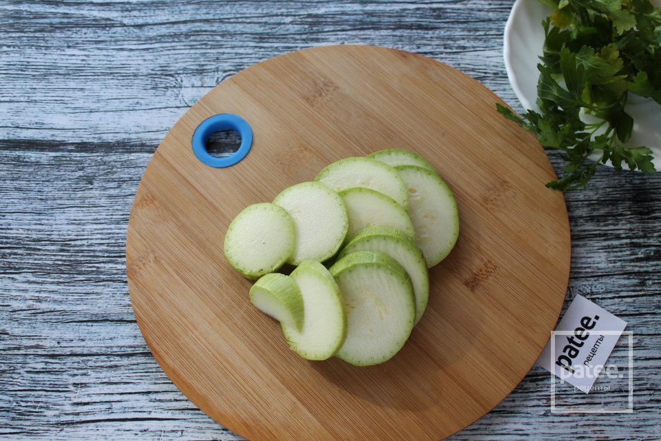 Омлет с кабачком и брынзой в микроволновке - Шаг 2