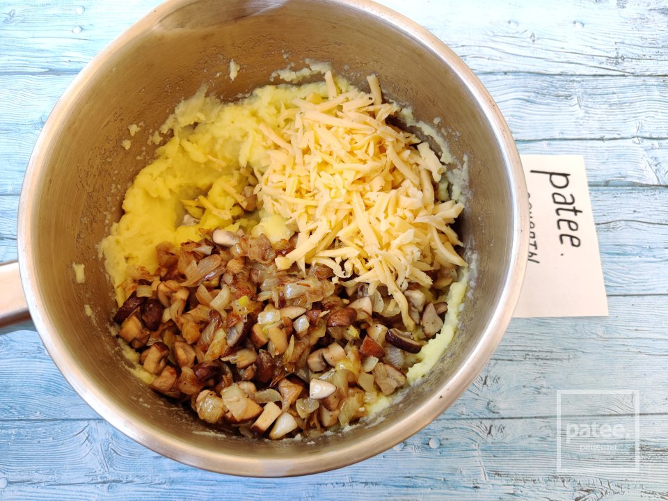 Треугольники с картофелем и грибами Хруст - Шаг 9