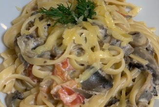 Паста с грибами и помидорами черри в сливочном соусе