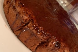Шоколадный пирог с малиной и чёрной смородиной