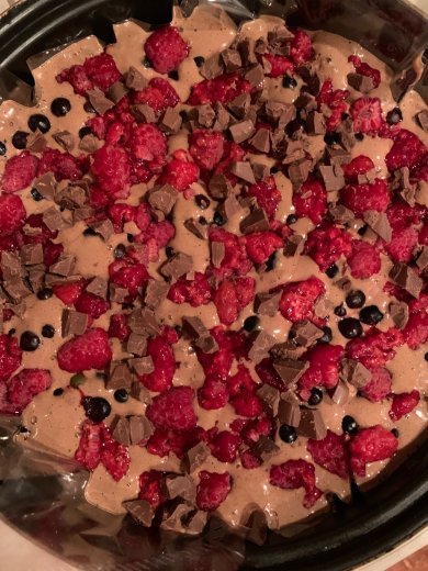 Шоколадный пирог с малиной и чёрной смородиной - Шаг 1