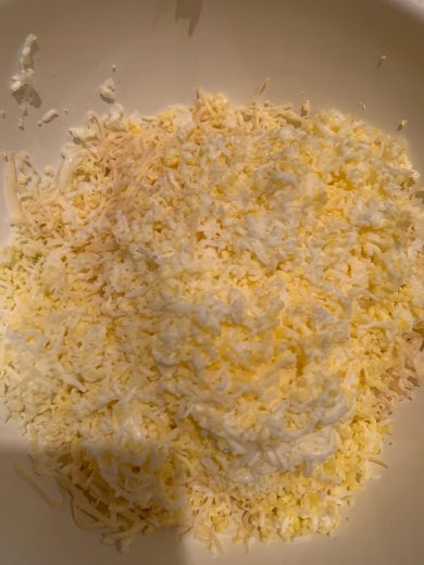 Еврейская закуска из сыра с чесноком - Шаг 2