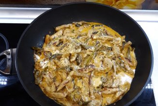 Мясо с солёными огурцами.