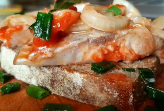 Маринованная селедка в томатном соусе