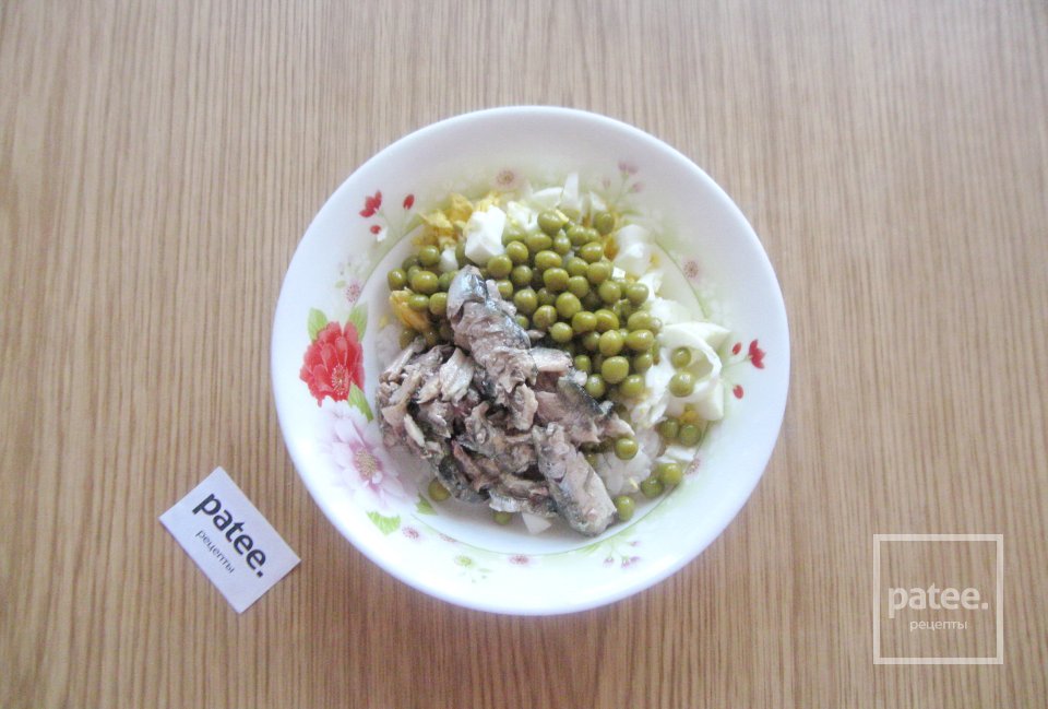 Салат со шпротами и огурцом - Шаг 5