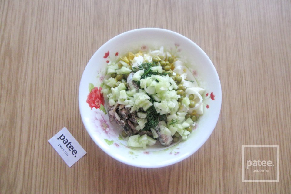 Салат со шпротами и огурцом - Шаг 7