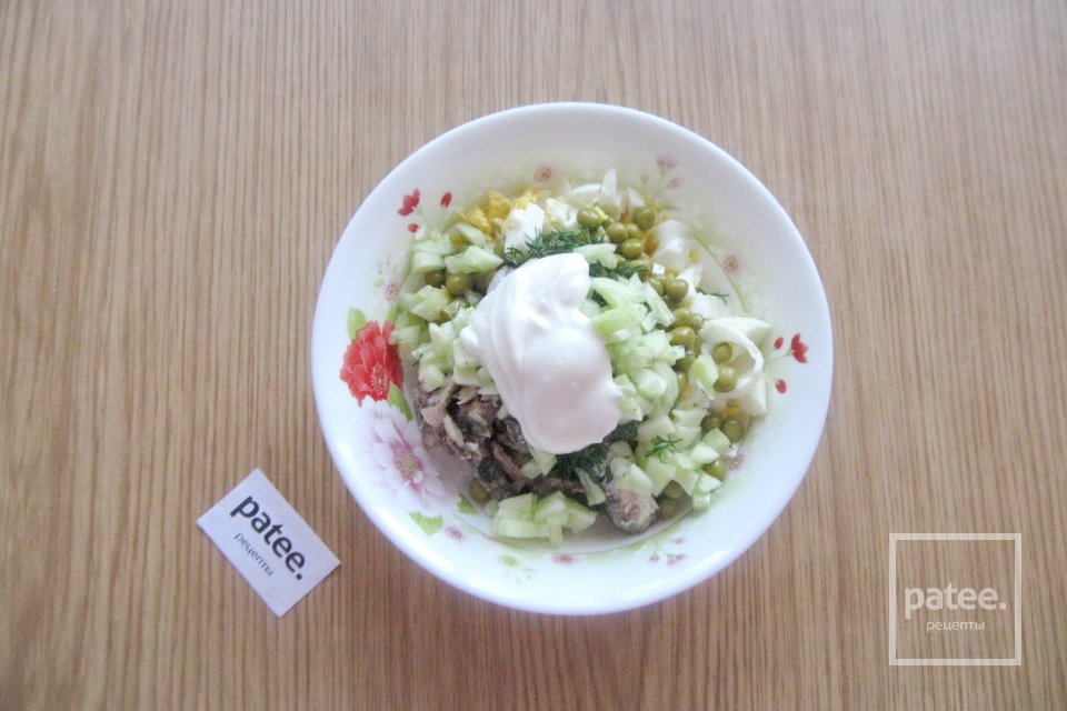 Салат со шпротами и огурцом - Шаг 8