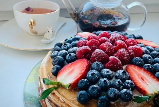 Блинный торт со свежими ягодами.