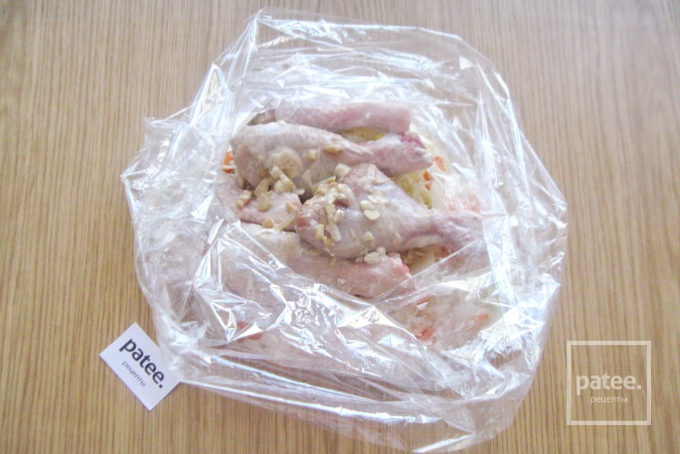 Куриные голени с капустой тушеные в рукаве - Шаг 10