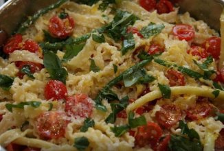 Макароны со стручковой фасолью и помидорами