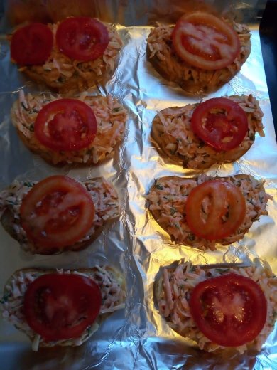 Горячие бутерброды «Ленивая пицца» - Шаг 1