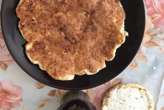 Сырная лепешка на сковороде)