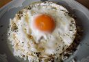 Яичница глазунья с луком и рисом