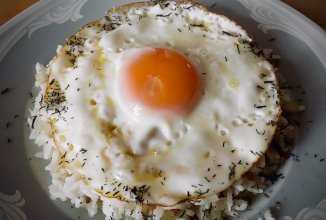 Яичница глазунья с луком и рисом