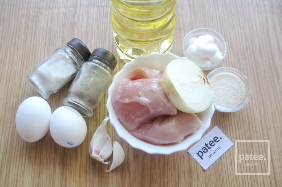 Куриные рубленые котлеты с жареным луком - Шаг 1