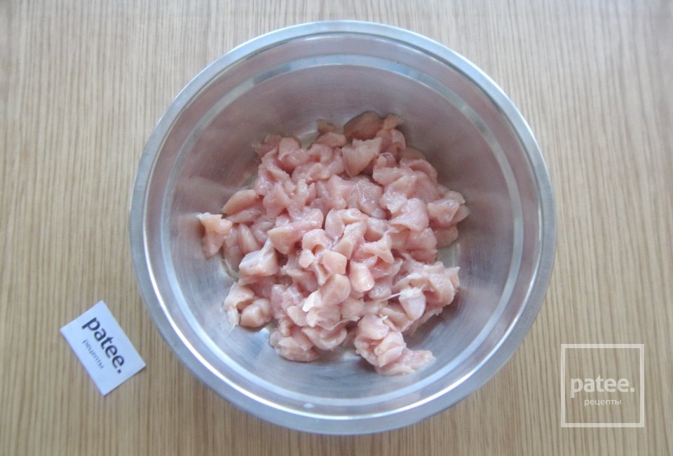 Куриные рубленые котлеты с жареным луком - Шаг 2