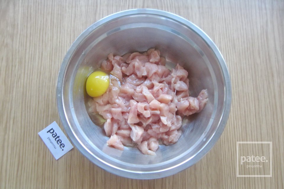 Куриные рубленые котлеты с жареным луком - Шаг 3
