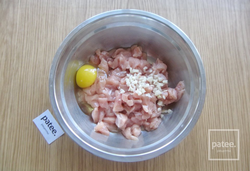 Куриные рубленые котлеты с жареным луком - Шаг 4