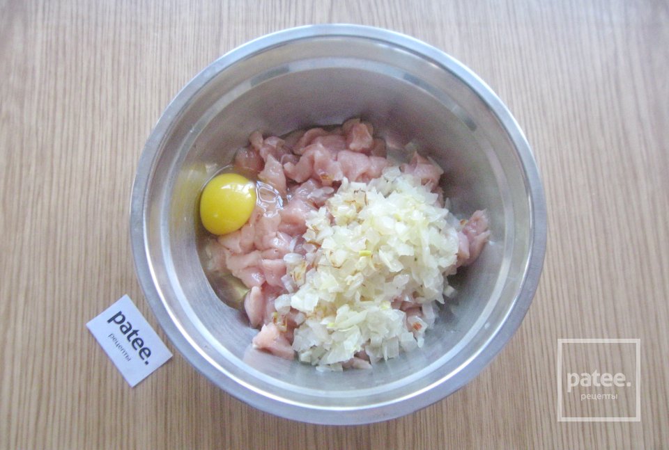 Куриные рубленые котлеты с жареным луком - Шаг 6
