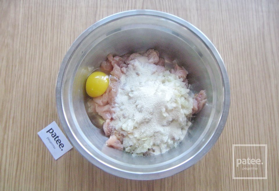 Куриные рубленые котлеты с жареным луком - Шаг 7