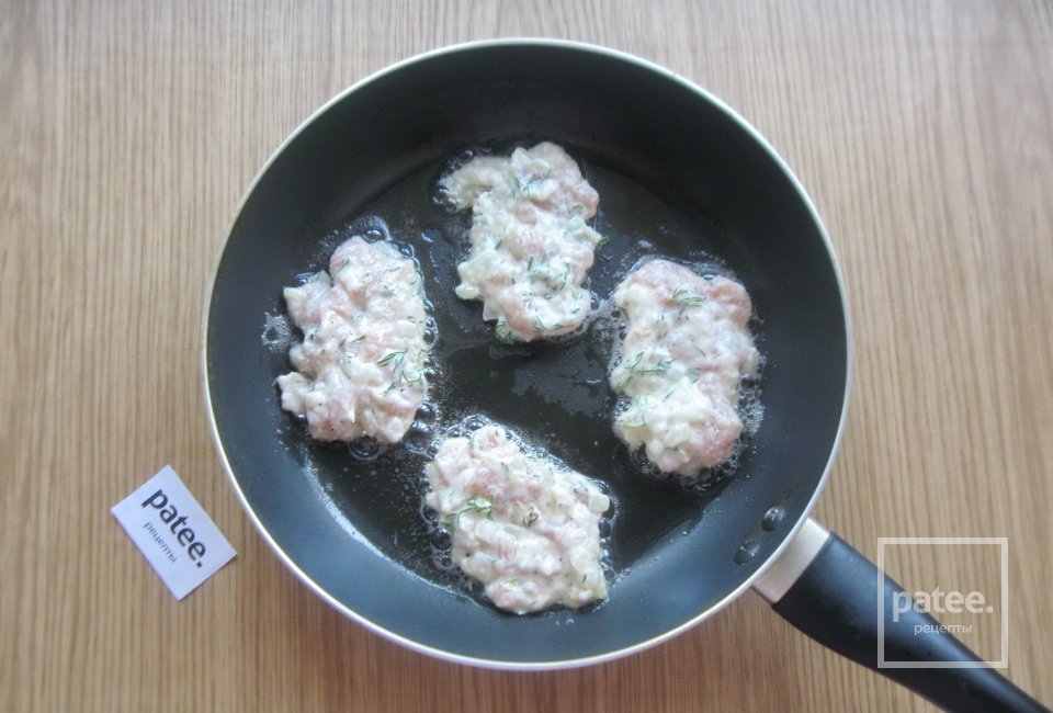 Куриные рубленые котлеты с жареным луком - Шаг 12