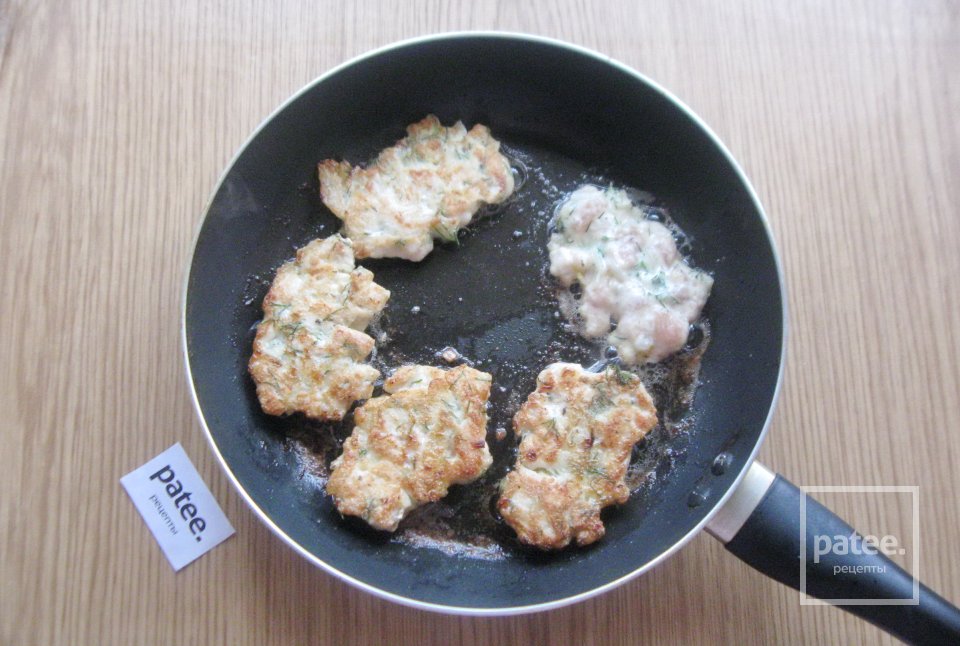 Куриные рубленые котлеты с жареным луком - Шаг 13