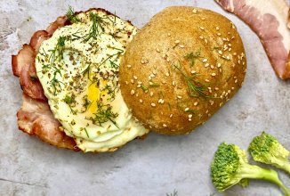 Булочка с яйцом и беконом