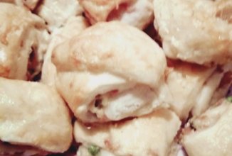 Рулетики из слоенного теста с колбасой и сыром