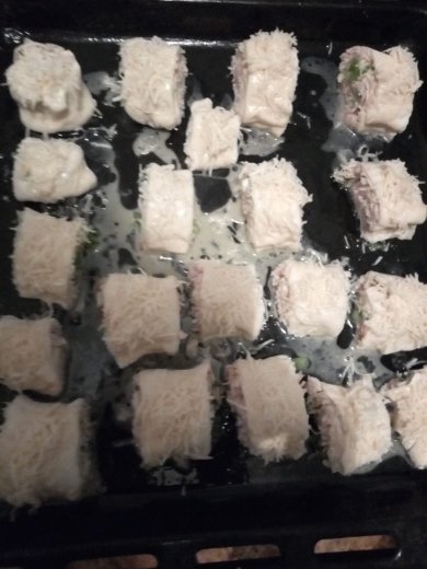 Рулетики из слоенного теста с колбасой и сыром - Шаг 2