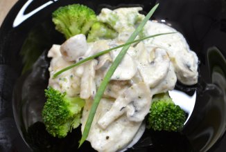 Куриное филе с брокколи и грибами в сливочном соусе.