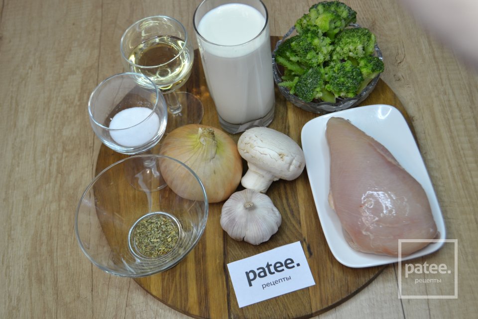 Куриное филе с брокколи и грибами в сливочном соусе. - Шаг 1