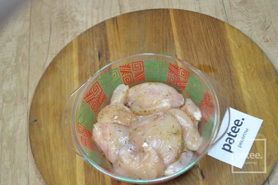 Куриное филе с брокколи и грибами в сливочном соусе. - Шаг 7