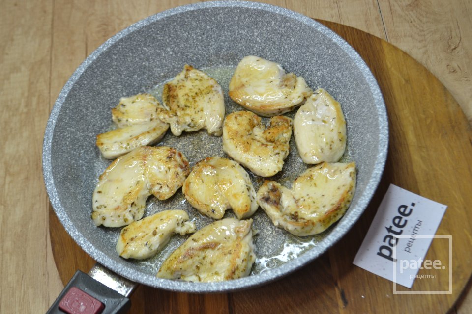 Куриное филе с брокколи и грибами в сливочном соусе. - Шаг 8