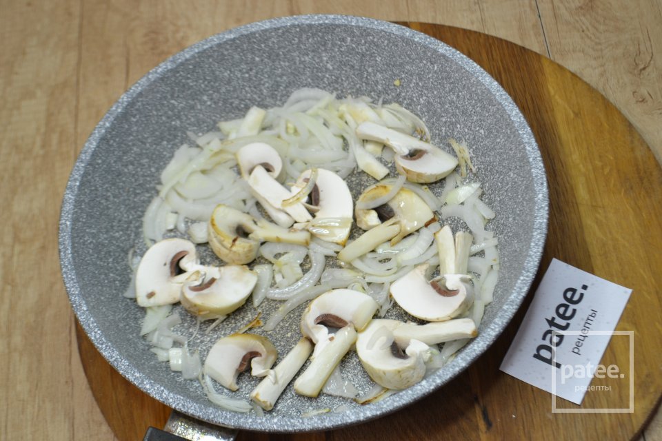 Куриное филе с брокколи и грибами в сливочном соусе. - Шаг 9