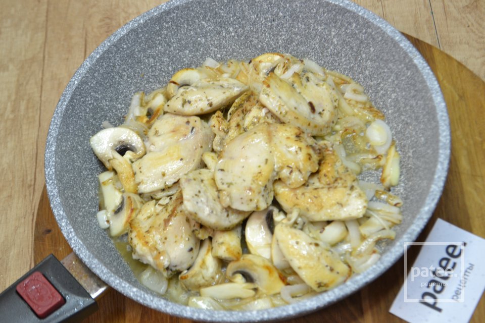 Куриное филе с брокколи и грибами в сливочном соусе. - Шаг 10