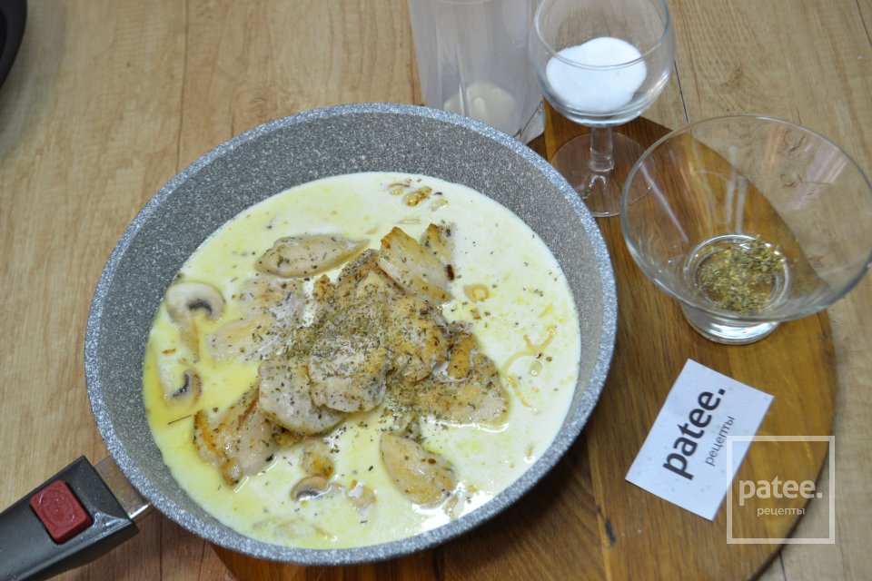 Куриное филе с брокколи и грибами в сливочном соусе. - Шаг 11