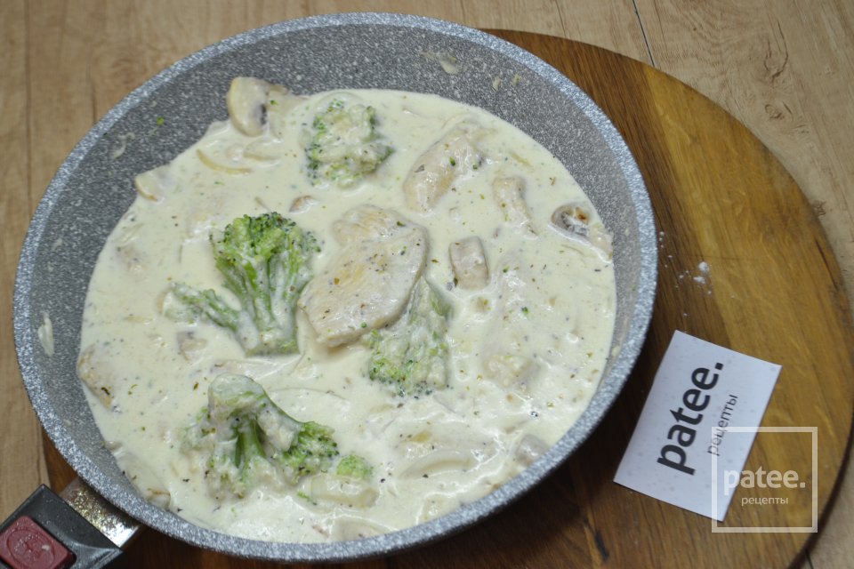 Куриное филе с брокколи и грибами в сливочном соусе. - Шаг 13