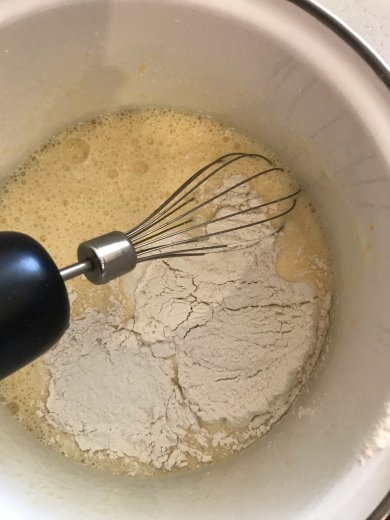 Шарлотка с яблоками🍎🍏и грушами🍐с добавлением корицы - Шаг 6