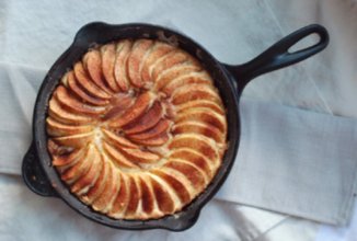 Шарлотка на сгущенке