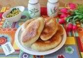 Жареные пирожки с картофелем и зеленым горошком
