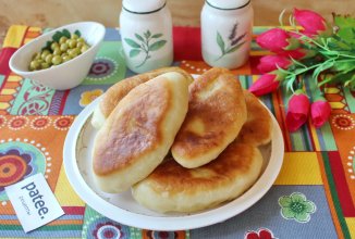 Жареные пирожки с картофелем и зеленым горошком