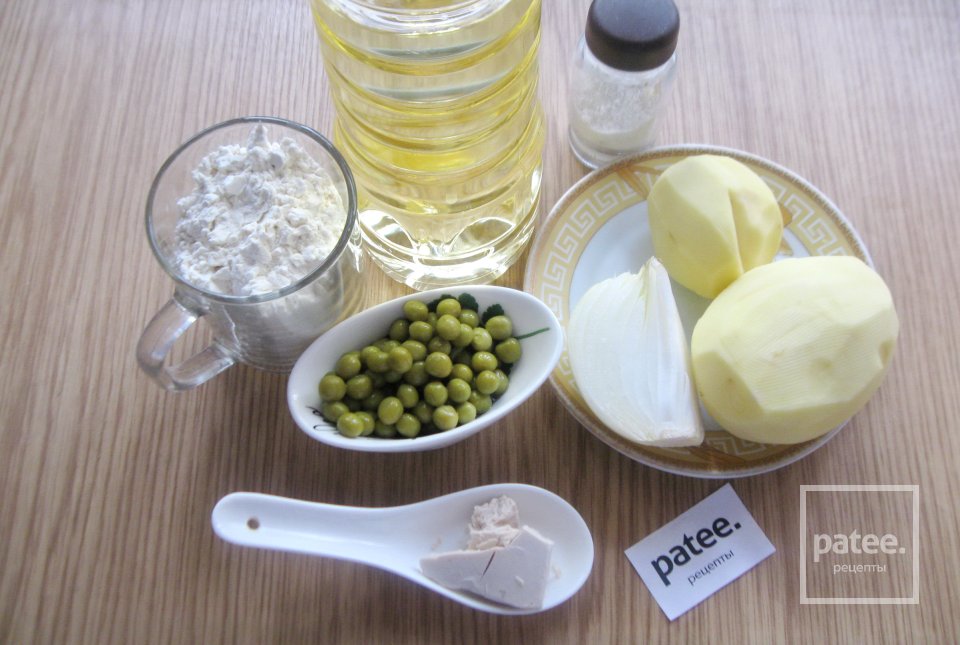 Жареные пирожки с картофелем и зеленым горошком - Шаг 1