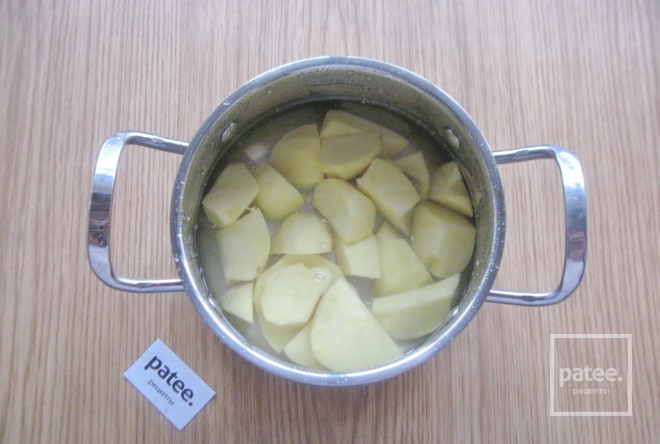 Жареные пирожки с картофелем и зеленым горошком - Шаг 2