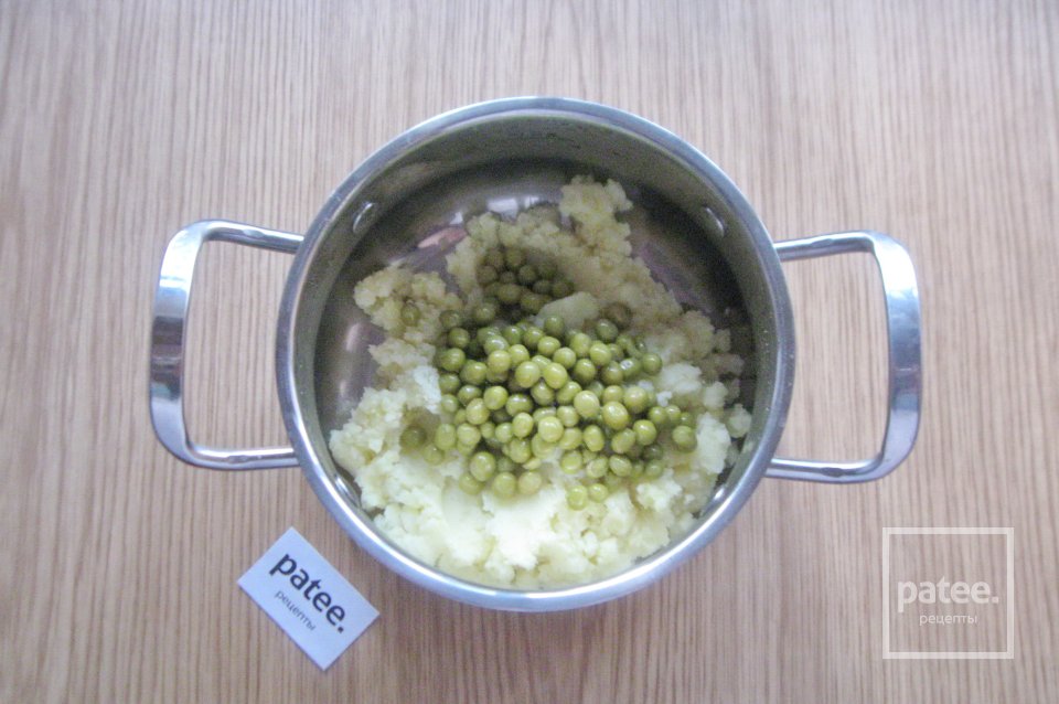 Жареные пирожки с картофелем и зеленым горошком - Шаг 3