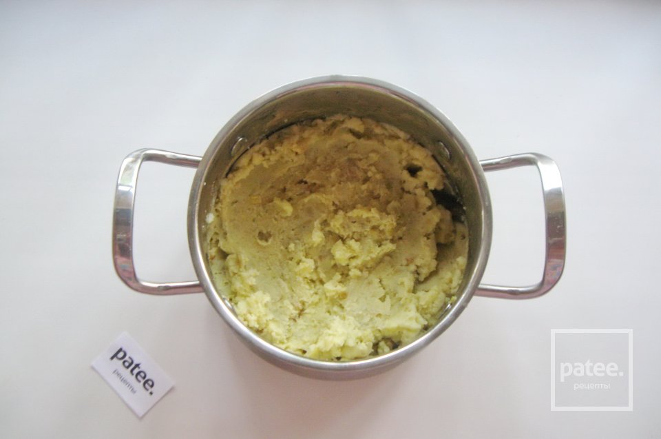 Жареные пирожки с картофелем и зеленым горошком - Шаг 6