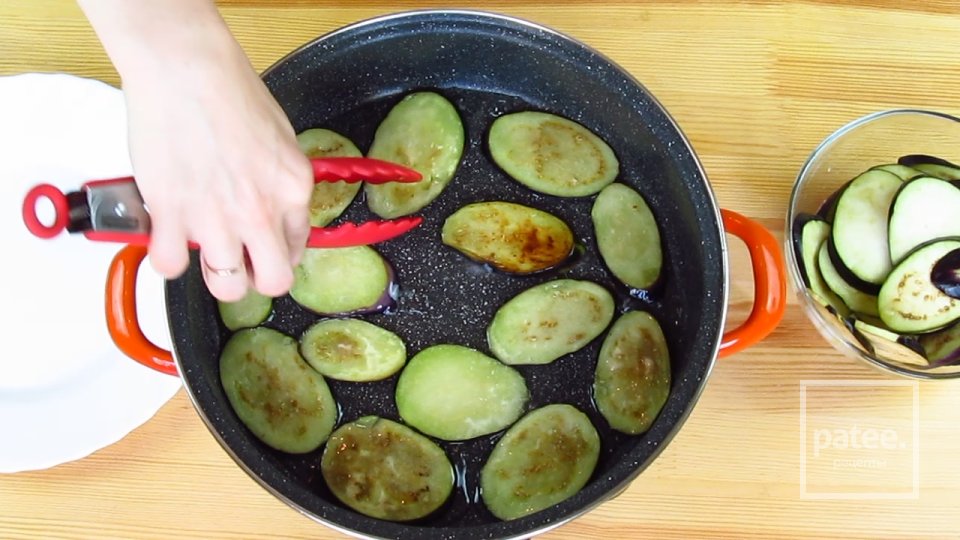 Жареные баклажаны с томатным соусом - Шаг 1