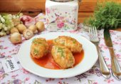 Ленивые голубцы с капустой, фаршем и грибами в томатном соусе