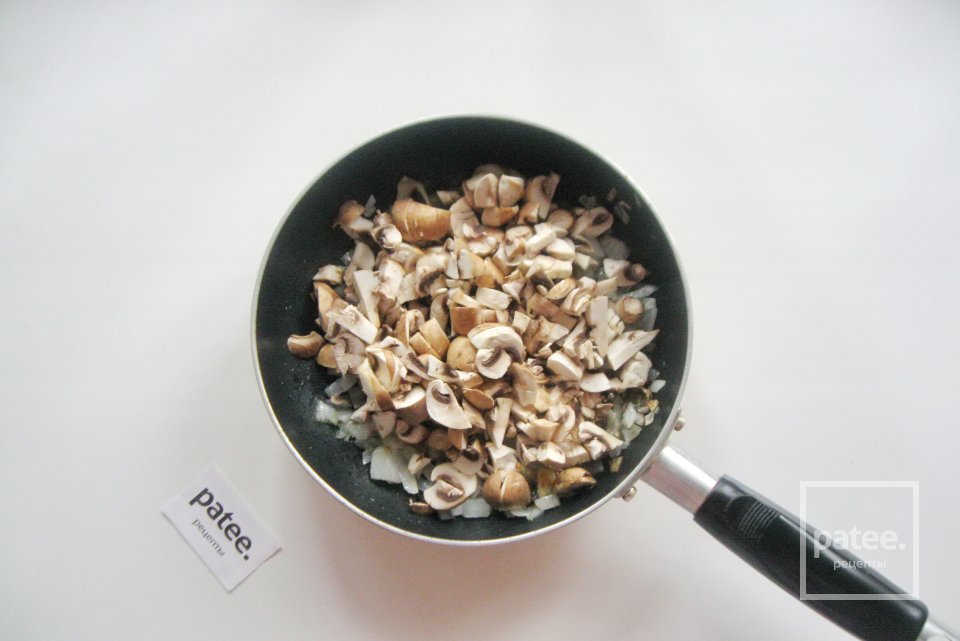 Ленивые голубцы с капустой, фаршем и грибами в томатном соусе - Шаг 7